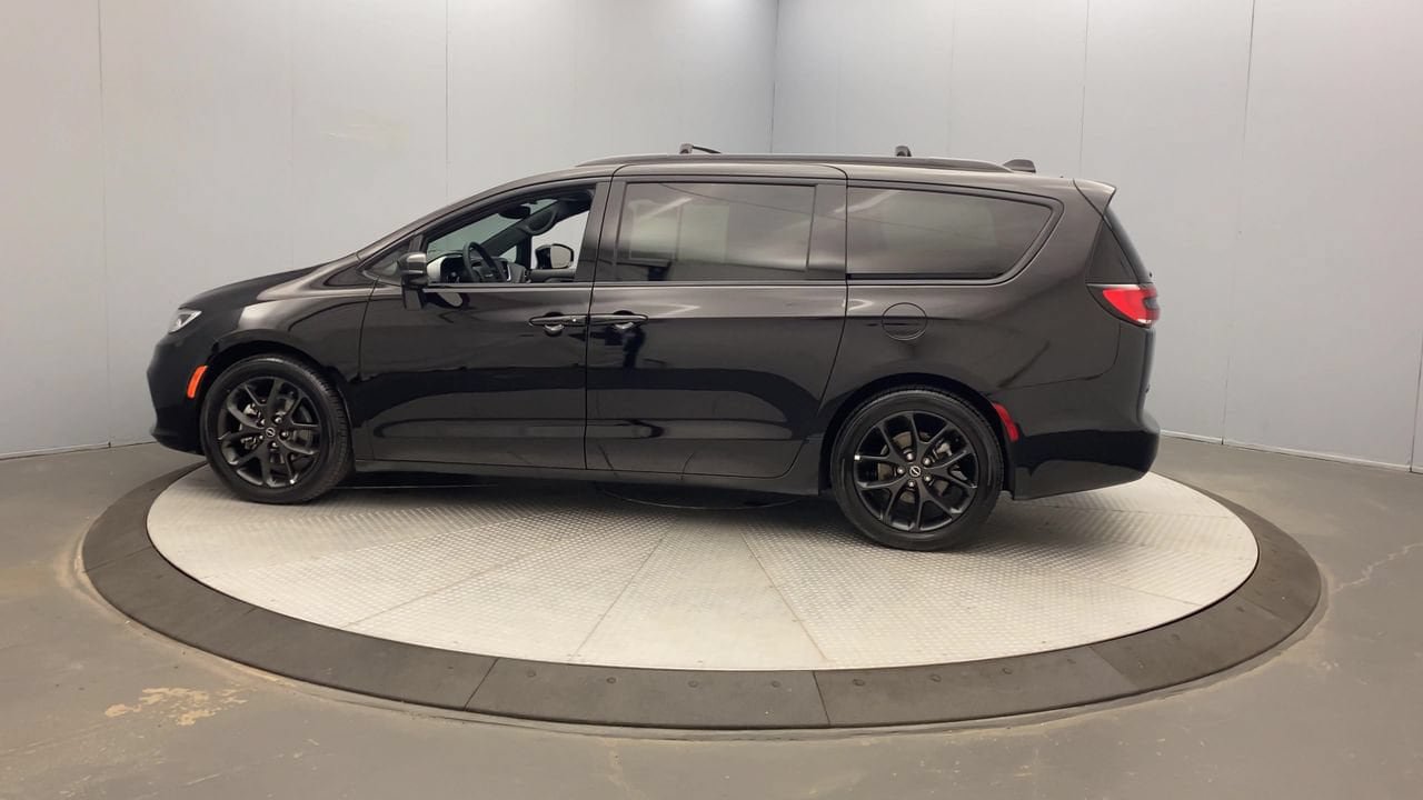 Used 2025 Chrysler Pacifica Limited FWD image 2
