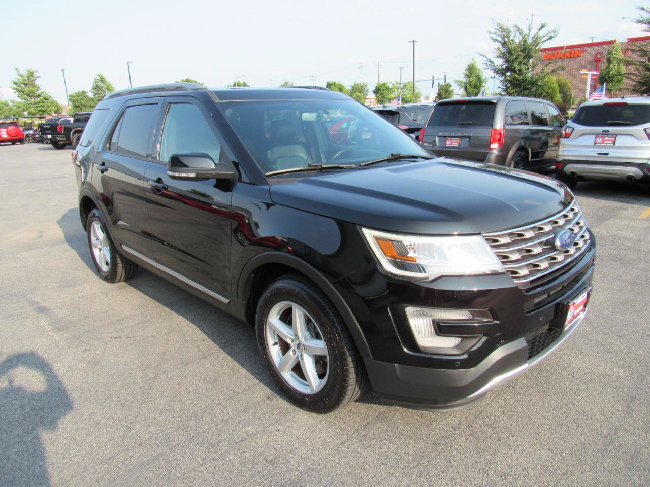 Used 2017 Ford Explorer XLT w/ Equipment Group 202A AWD/4WD image 8