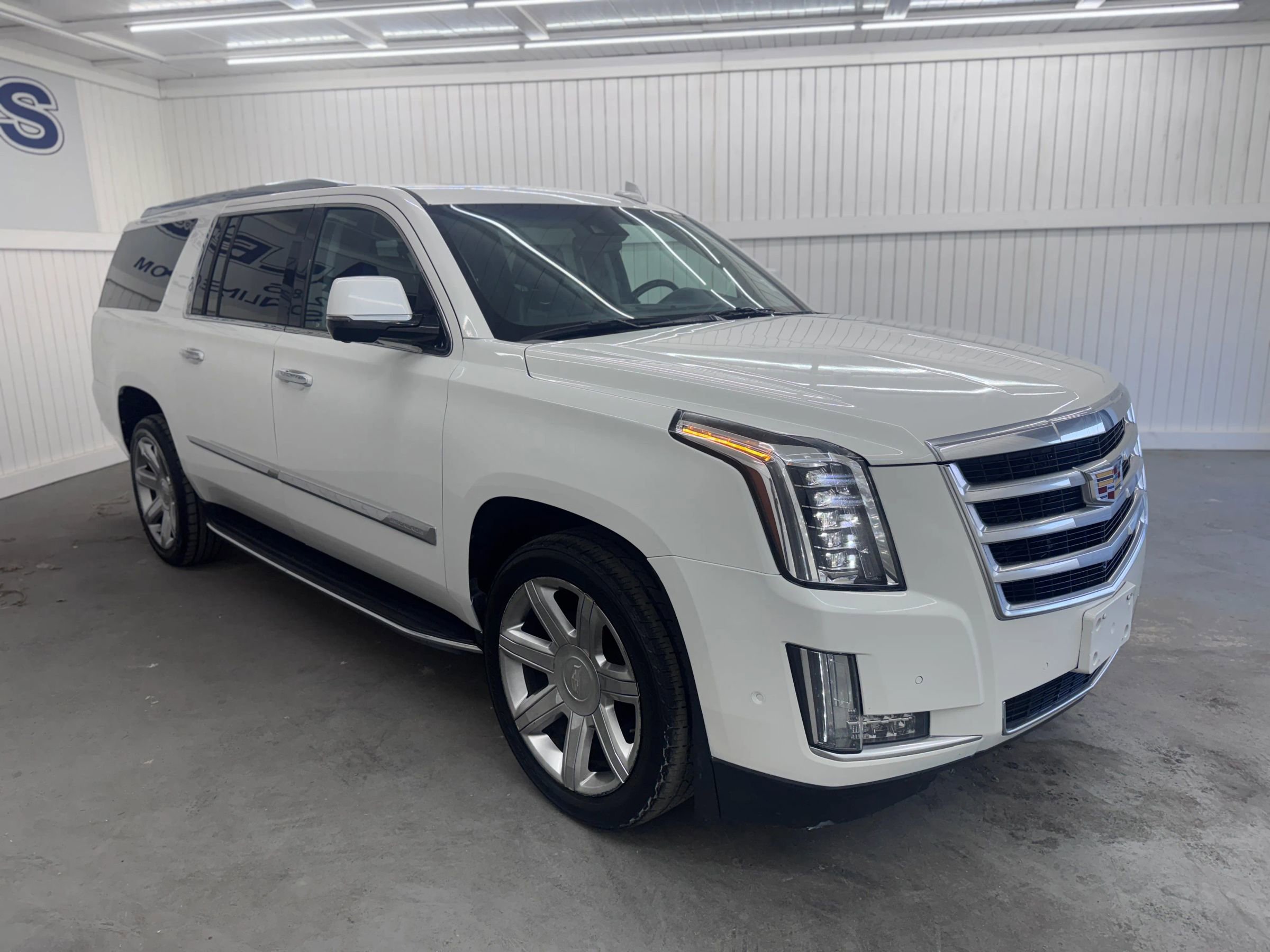 Used 2018 Cadillac Escalade ESV Luxury image 3