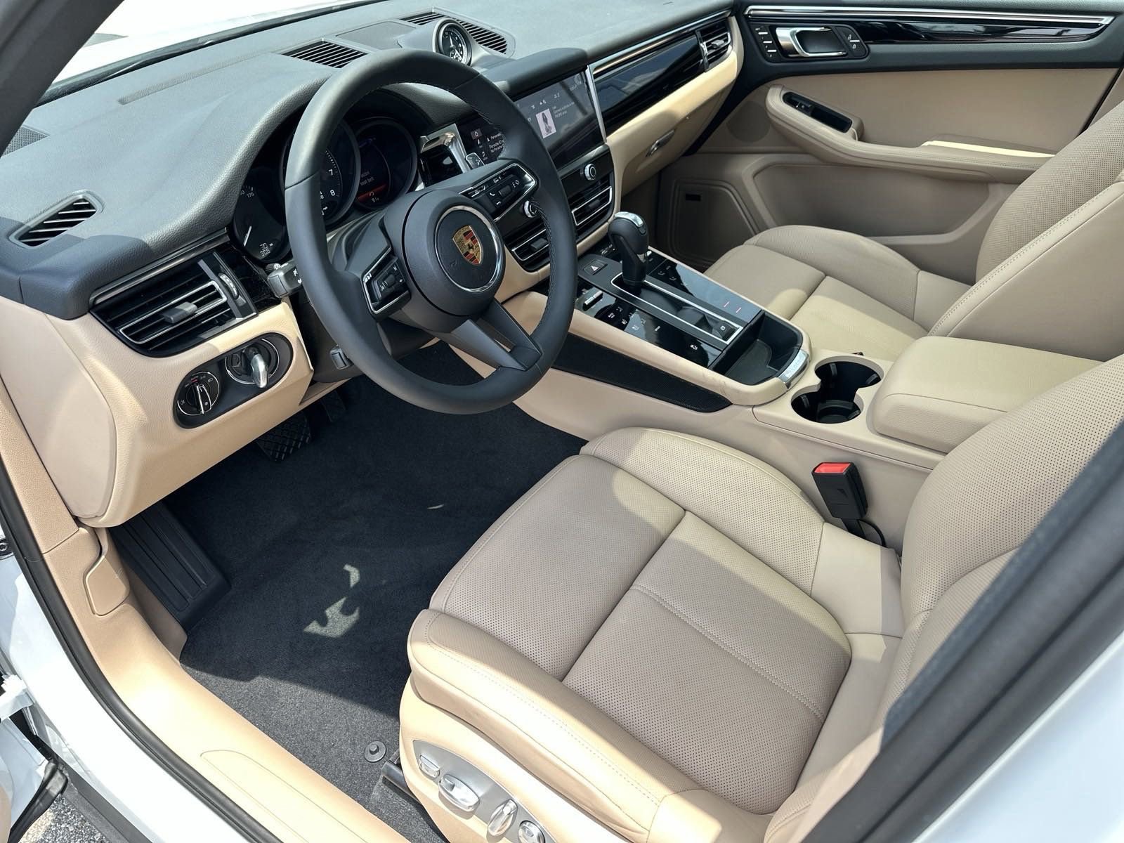 Used 2025 Porsche Macan image 4