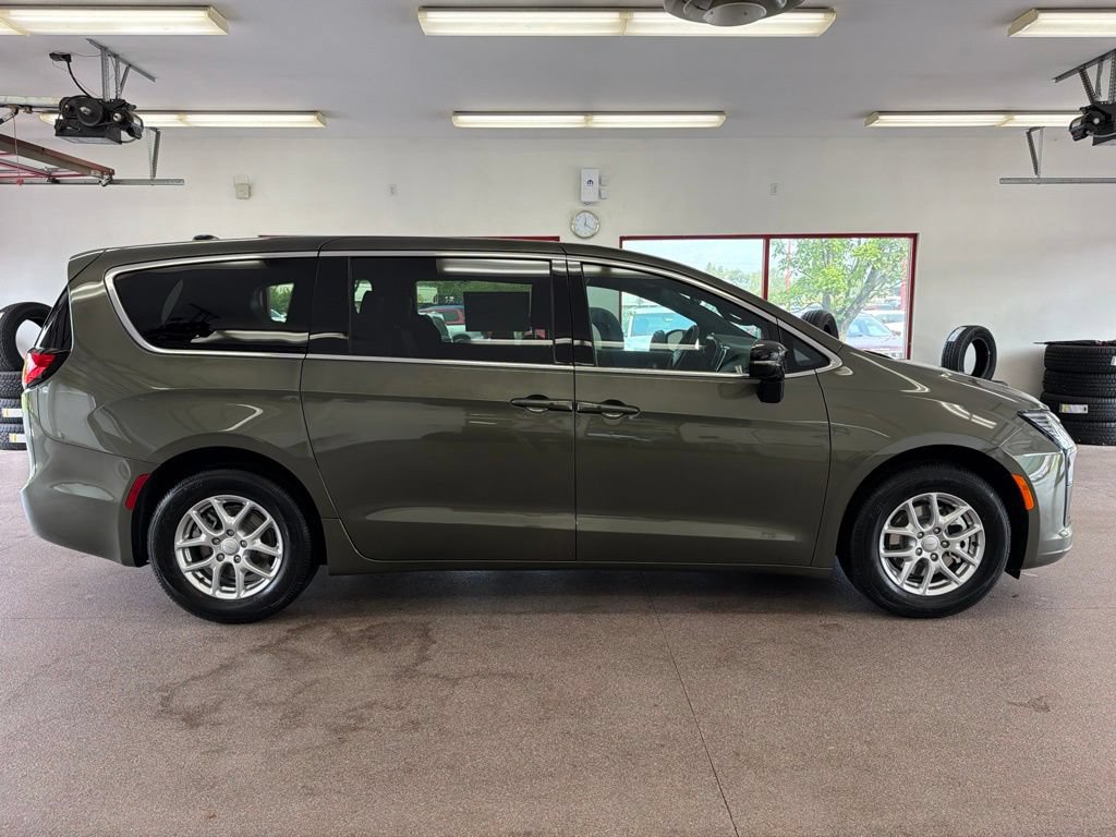 New 2027 Chrysler Pacifica Select FWD image 30