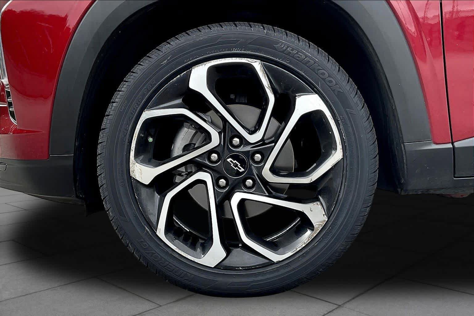 Used 2025 Chevrolet Trax RS w/ Sunroof Package FWD image 11