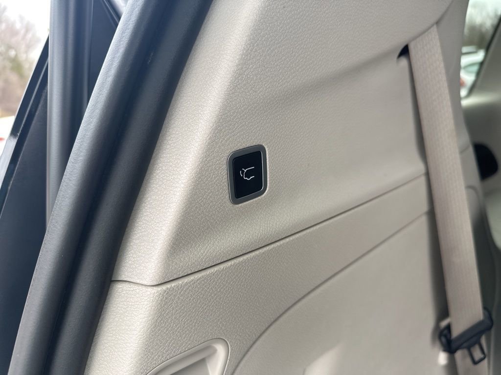 Used 2018 Chrysler Pacifica Touring w/ Tire & Wheel Group image 11