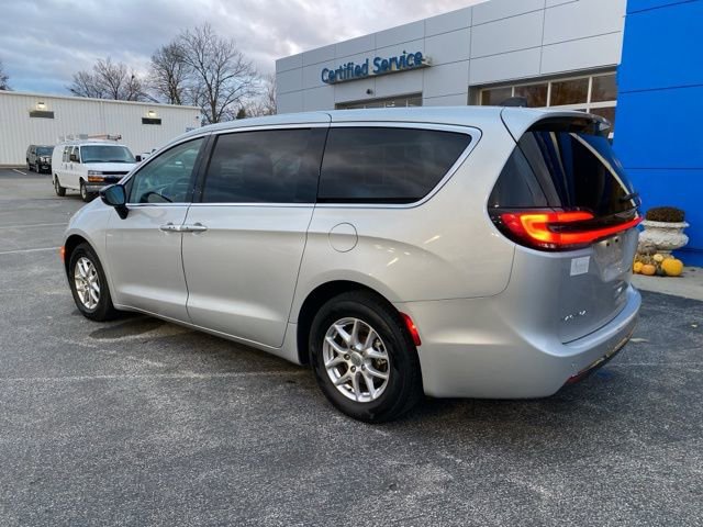 Used 2024 Chrysler Pacifica Touring-L image 3