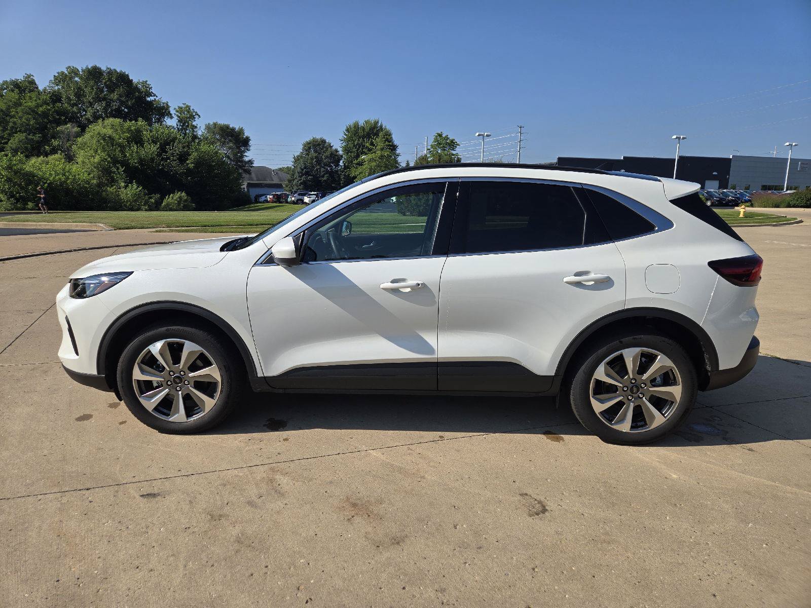 Used 2024 Ford Escape Platinum w/ Class II Trailer Tow Package AWD/4WD image 5