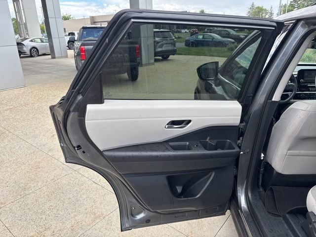 Used 2022 Nissan Pathfinder SV w/ SV Premium Package AWD/4WD image 26