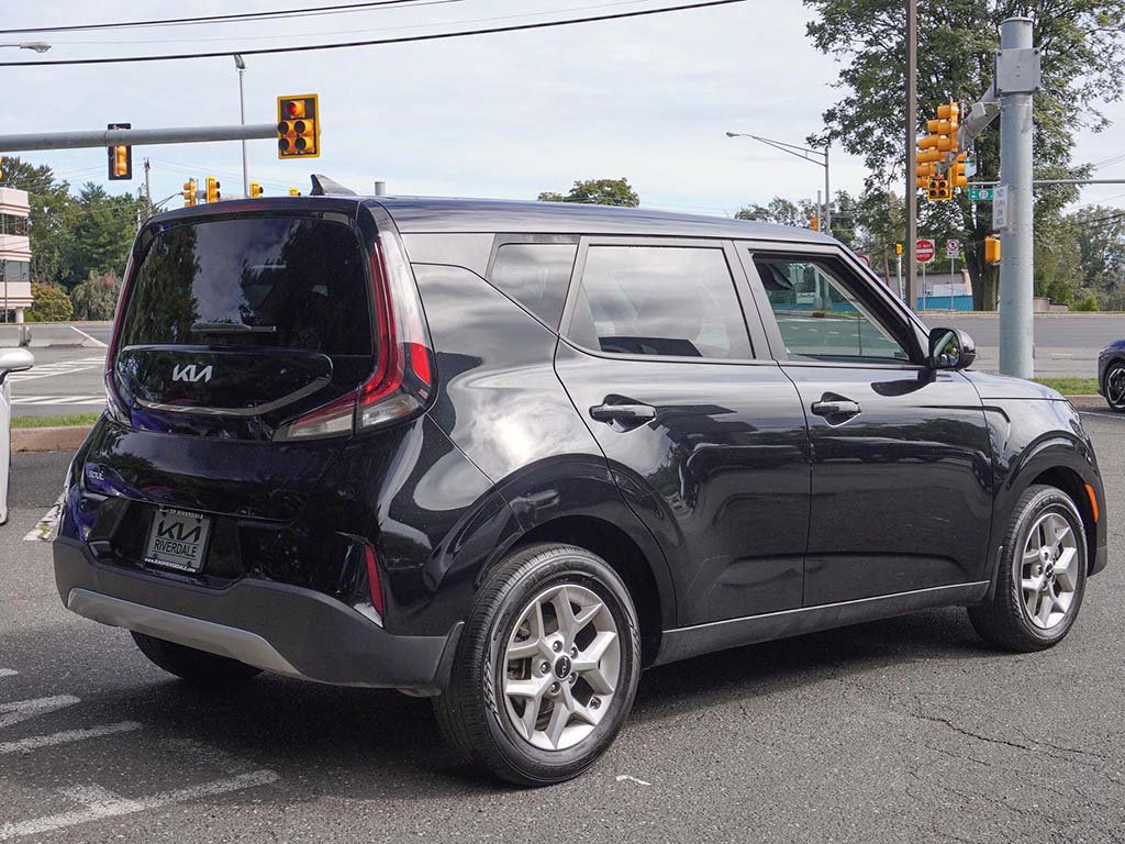 Used 2024 Kia Soul LX w/ Option Group 015 FWD image 9