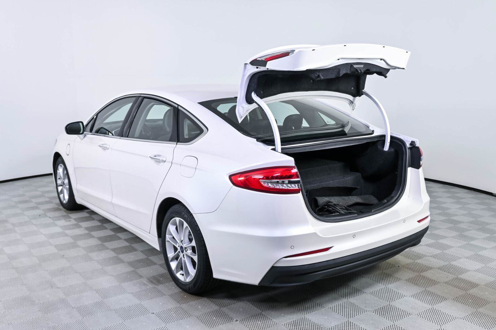 Used 2019 Ford Fusion Energi Titanium FWD image 29
