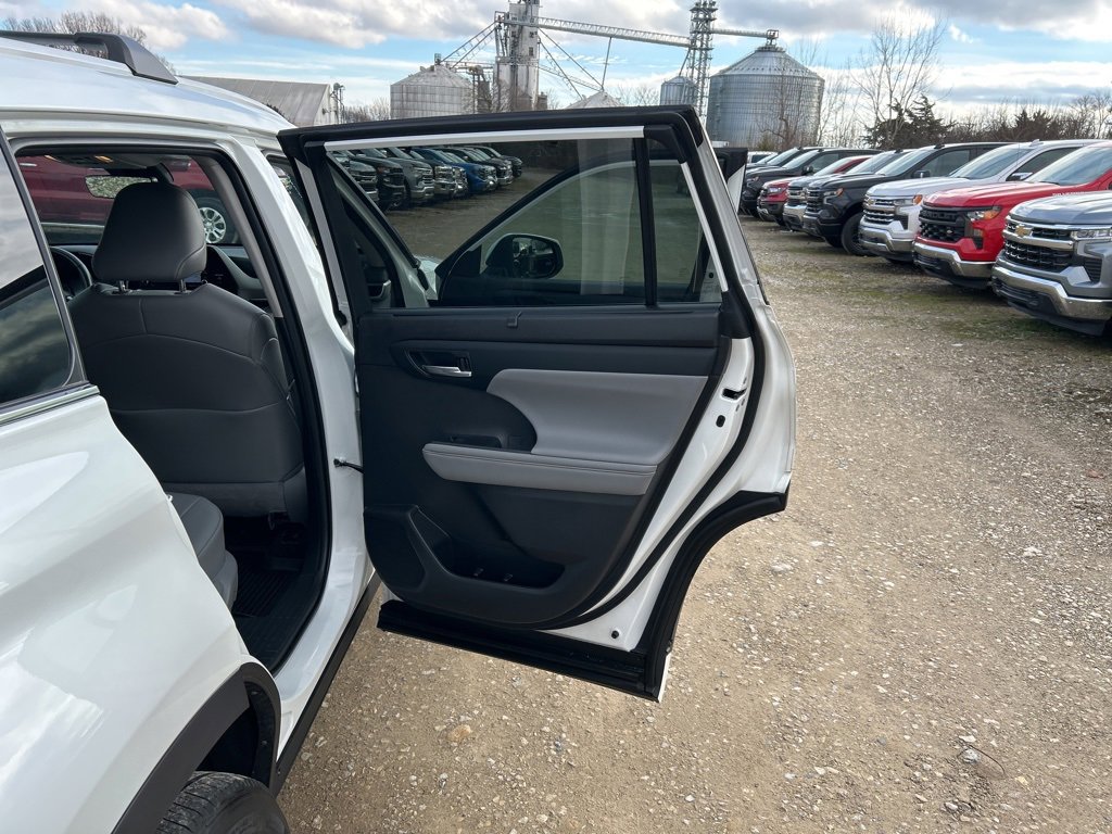 Used 2022 Toyota Highlander XLE image 24