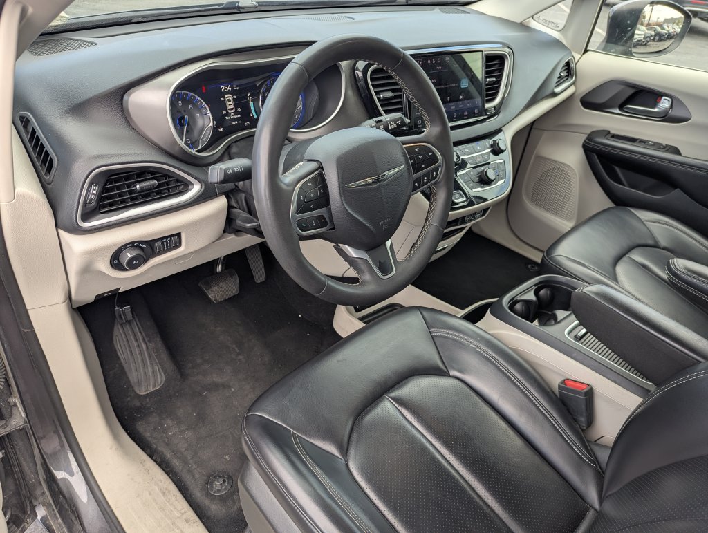 Used 2023 Chrysler Pacifica Touring-L FWD image 23