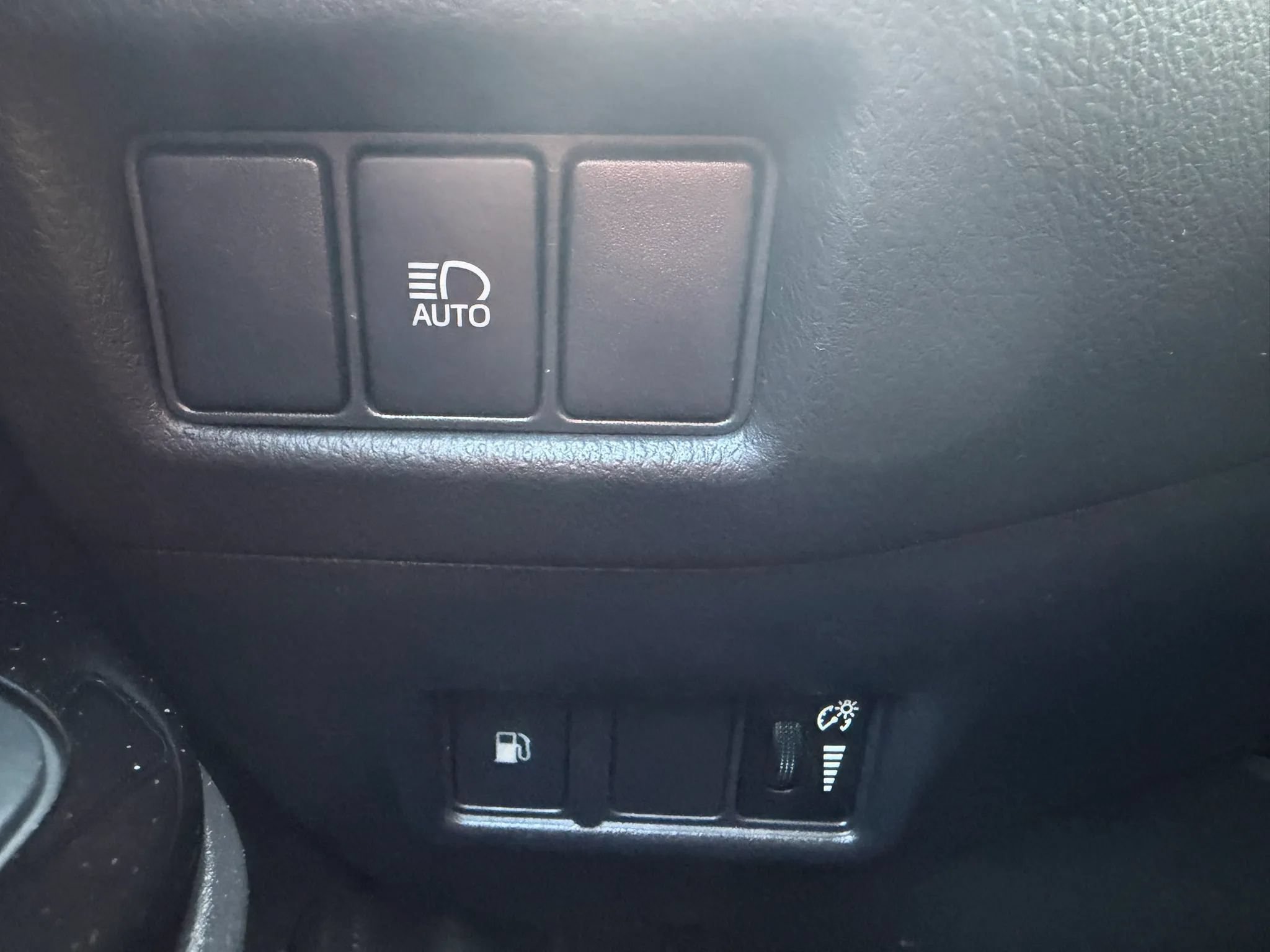 Used 2022 Toyota C-HR XLE FWD image 17