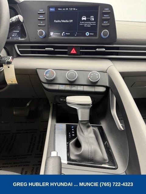 Used 2023 Hyundai Elantra SE FWD image 6