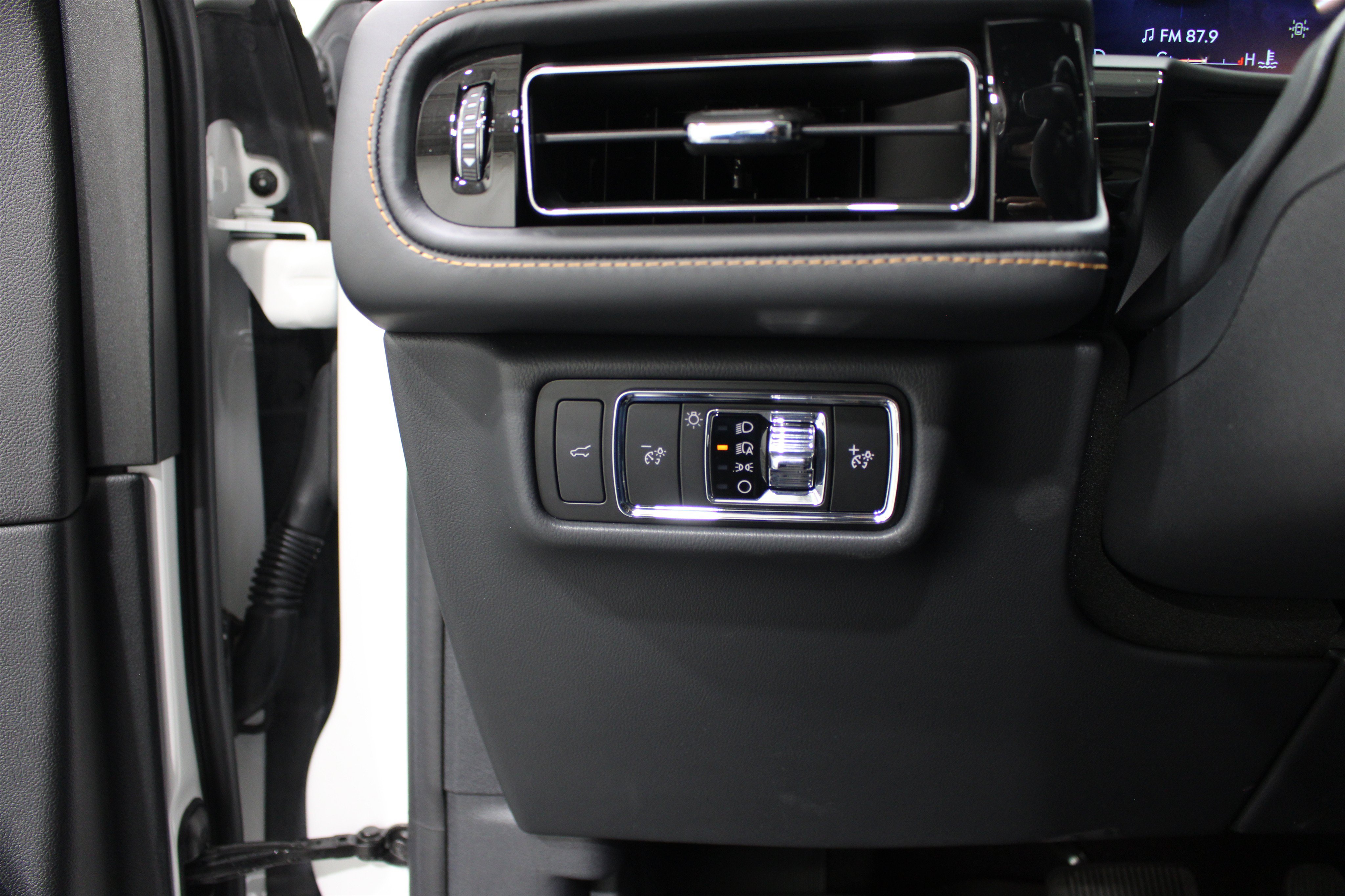 Used 2025 Lincoln Aviator Black Label AWD/4WD image 10