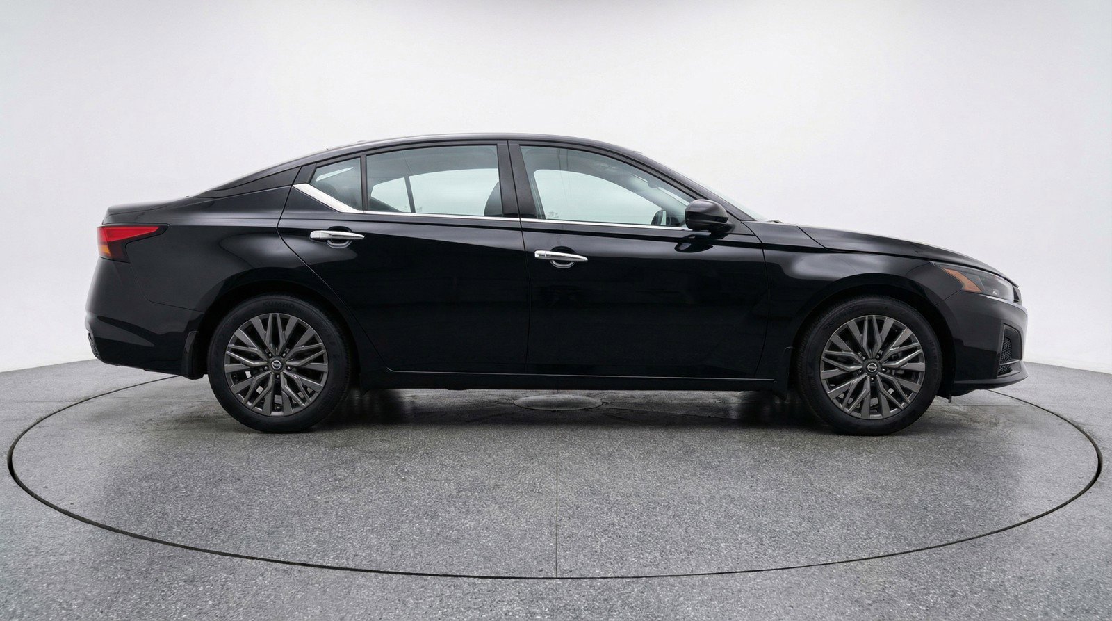 Used 2025 Nissan Altima 2.5 SV image 11