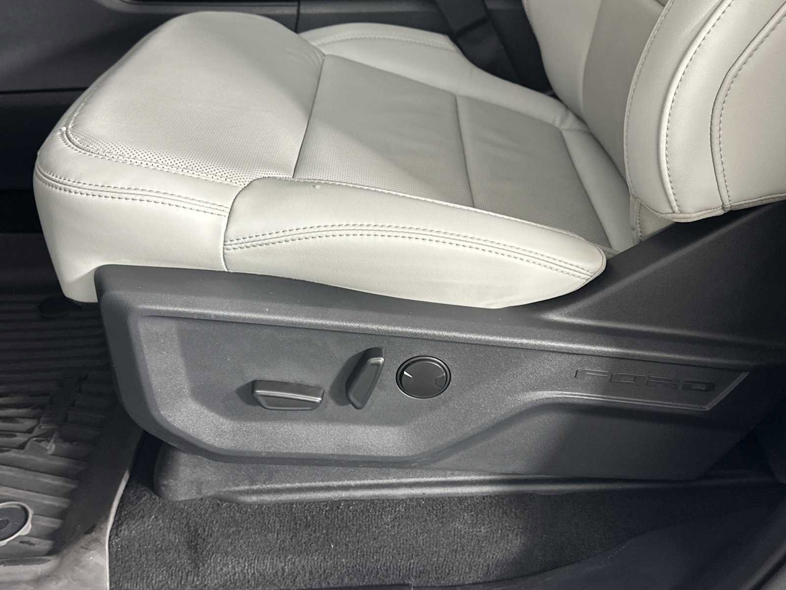 Used 2025 Ford Expedition Platinum image 9