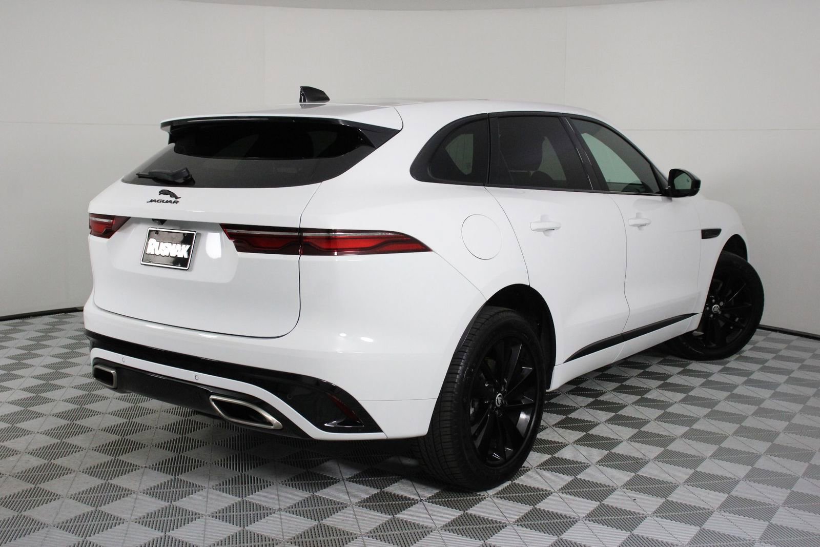 Used 2024 Jaguar F-PACE R-Dynamic S image 4