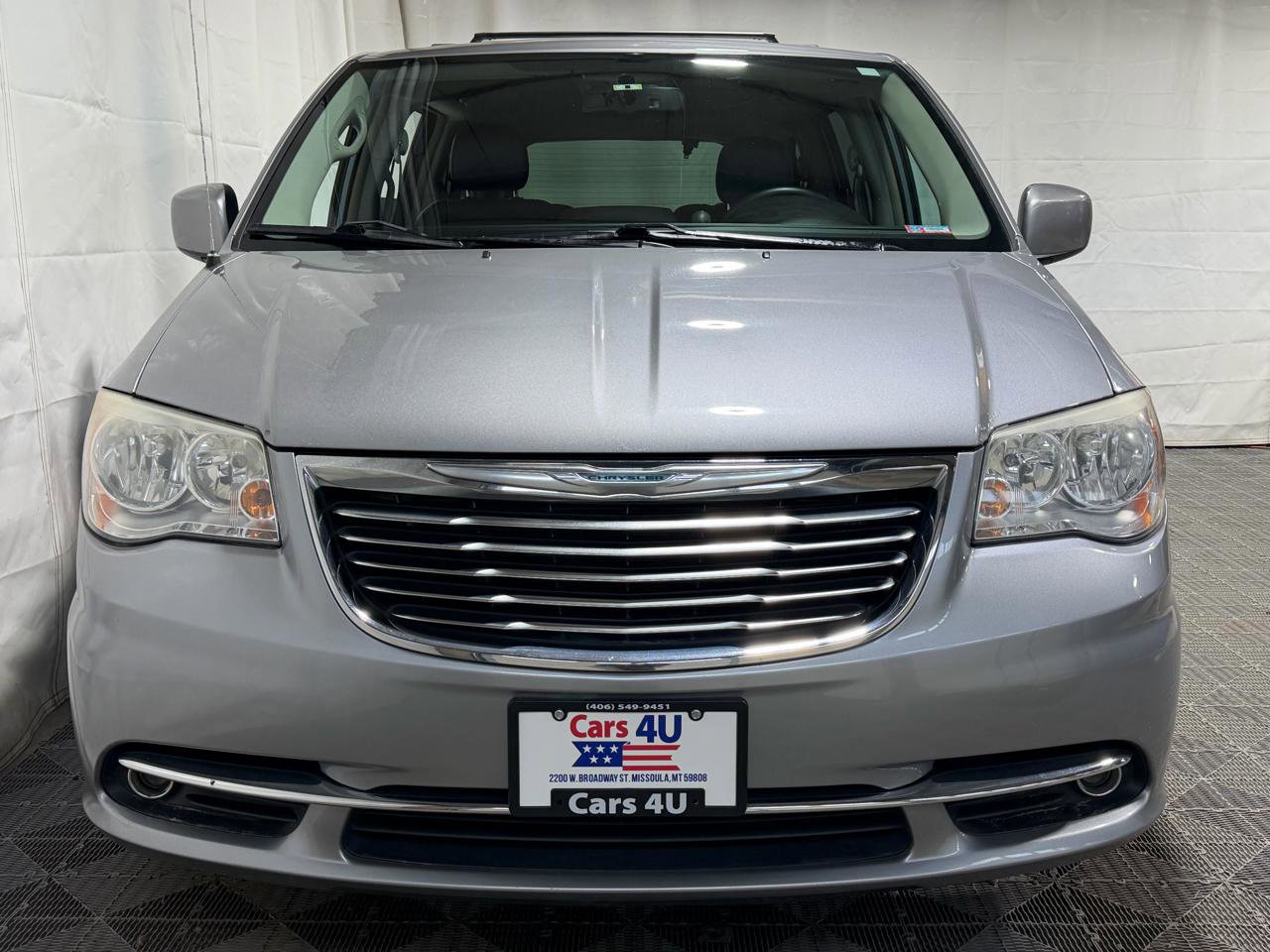 Used 2014 Chrysler Town & Country Touring FWD image 2