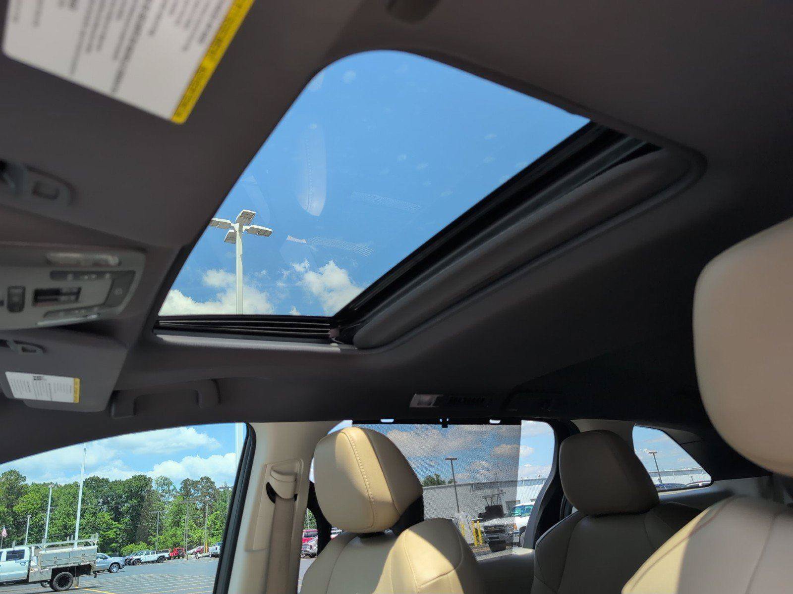 Used 2024 Toyota Sienna XLE FWD image 17