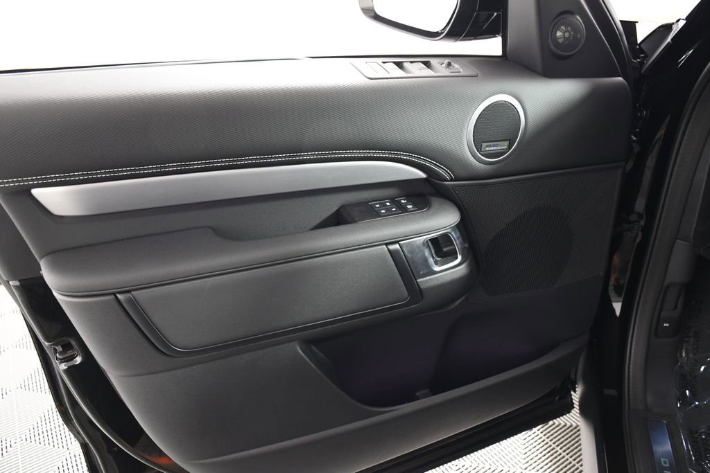 Certified 2025 Land Rover Discovery Dynamic SE image 14