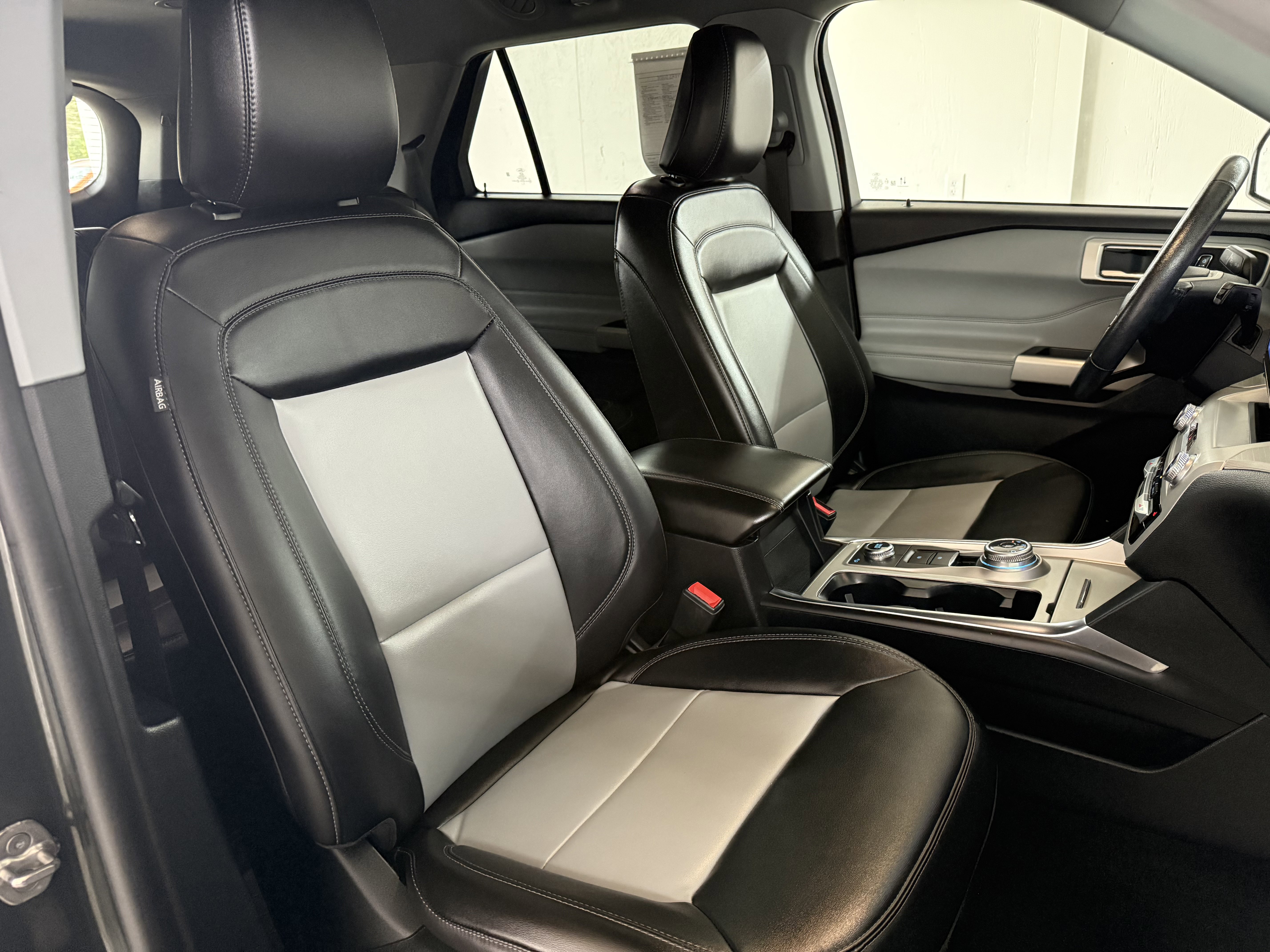 Used 2022 Ford Explorer XLT w/ Equipment Group 202A image 31