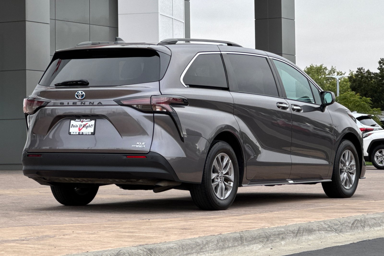 Certified 2024 Toyota Sienna XLE FWD image 4