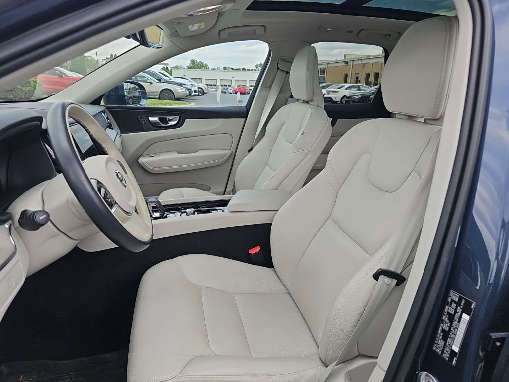 Used 2023 Volvo XC60 B5 Plus w/ Climate Package AWD/4WD image 3