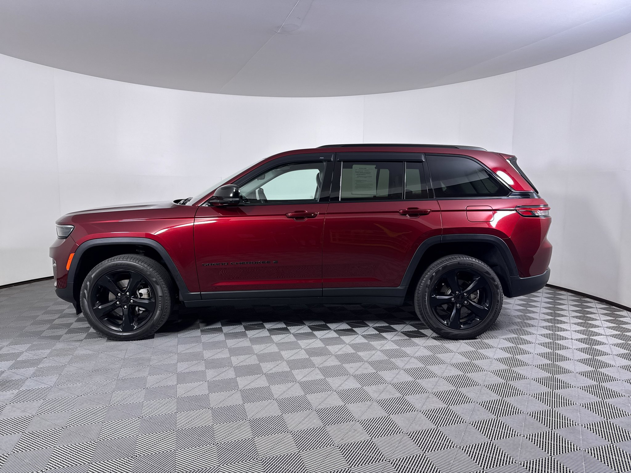 Used 2023 Jeep Grand Cherokee Limited w/ Black Appearance Package AWD/4WD image 14
