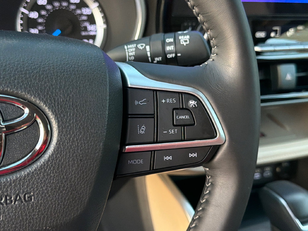 Used 2025 Toyota Highlander XLE AWD/4WD image 29