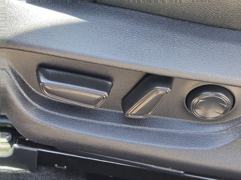 Used 2025 Toyota Camry SE FWD image 27