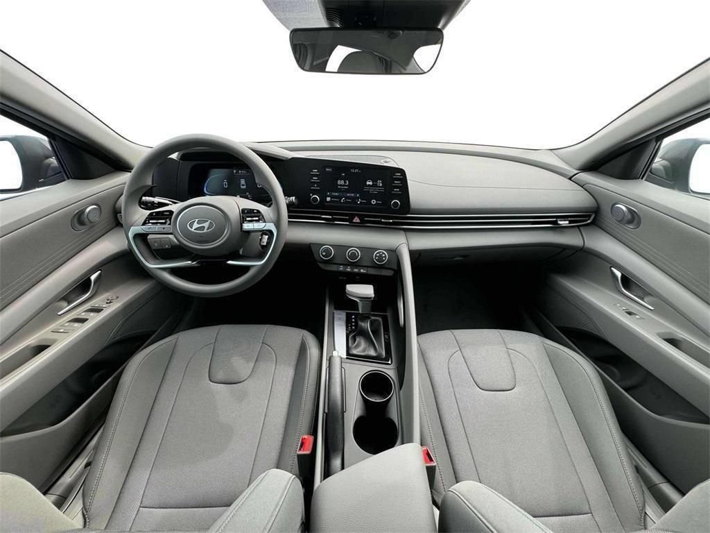 New 2025 Hyundai Elantra SE FWD image 13