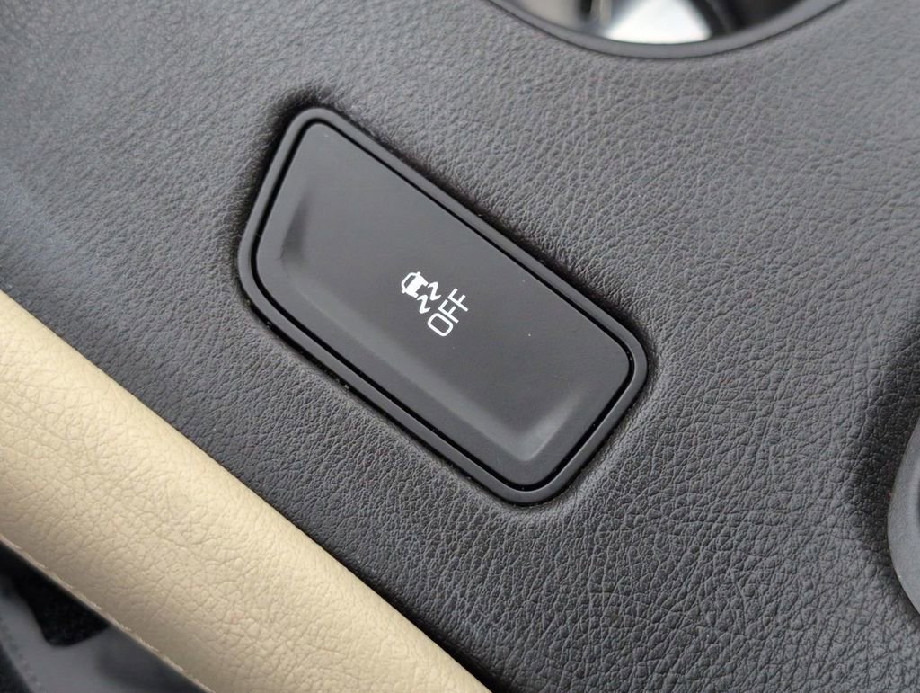 Used 2018 Cadillac XT5 Luxury w/ Driver Awareness Package image 17