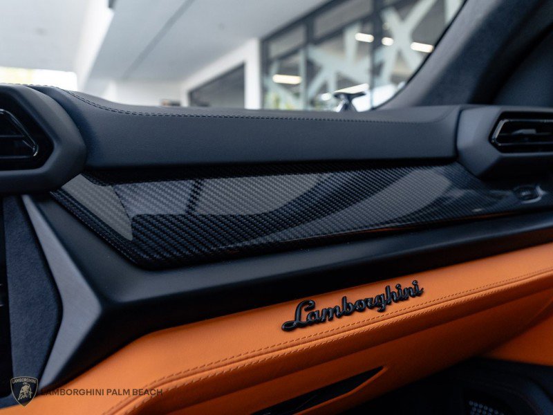 Used 2025 Lamborghini Urus SE image 13