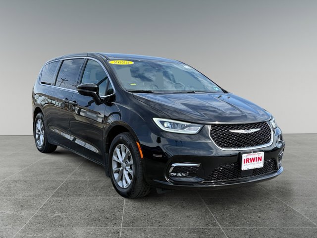 Used 2025 Chrysler Pacifica Select image 8