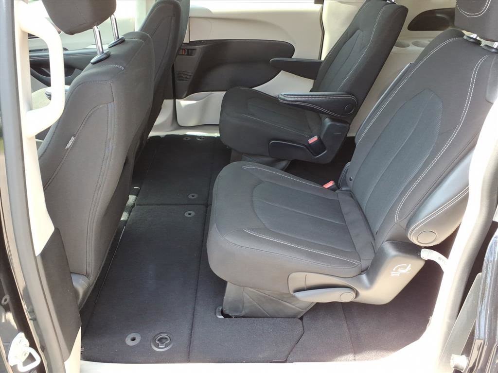 Used 2023 Chrysler Voyager LX image 12