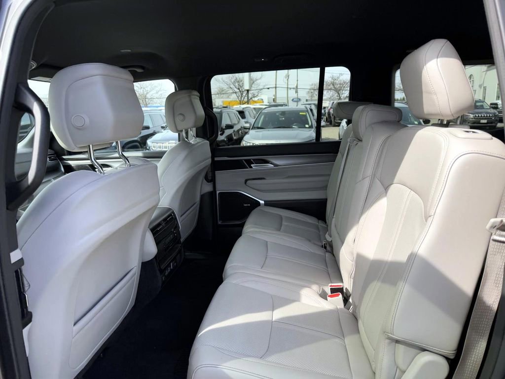 Certified 2025 Jeep Wagoneer 4WD image 11