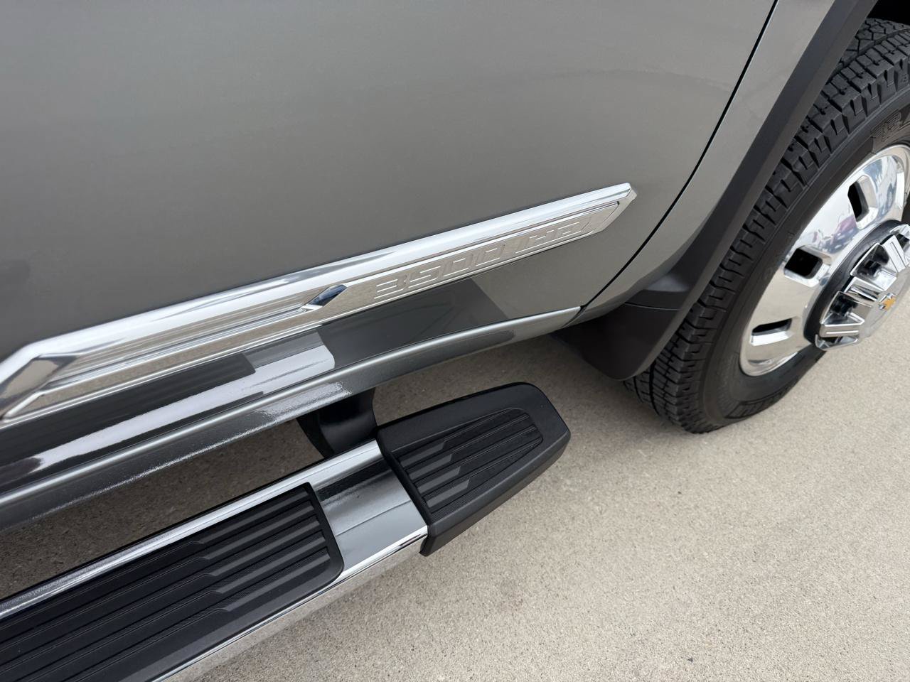 Used 2025 Chevrolet Silverado 3500 High Country w/ High Country Premium Package AWD/4WD image 24
