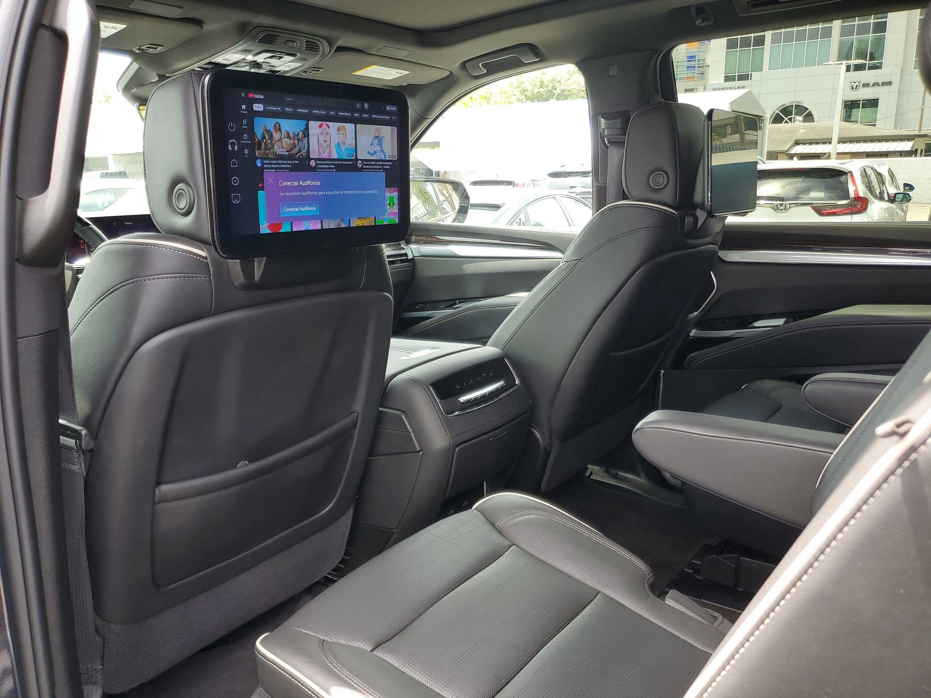 Used 2025 Cadillac Escalade Premium Luxury image 11