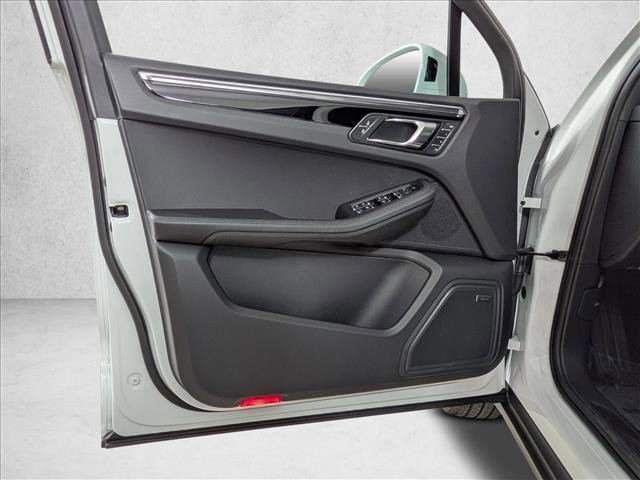 Certified 2025 Porsche Macan AWD/4WD image 13