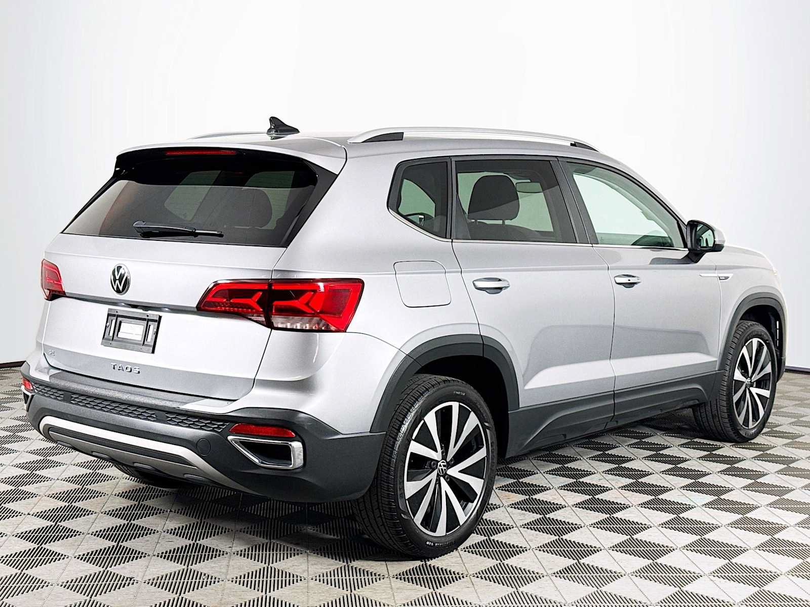 Used 2024 Volkswagen Taos SE FWD image 5