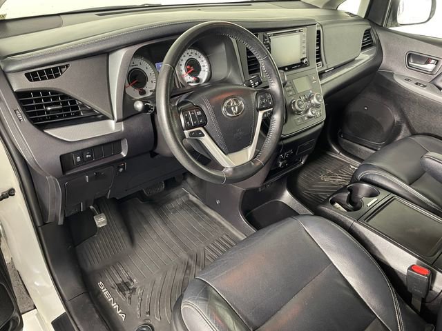 Used 2019 Toyota Sienna SE Premium image 3