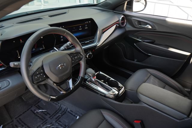 Used 2026 Chevrolet Trax RS w/ Sunroof Package FWD image 2