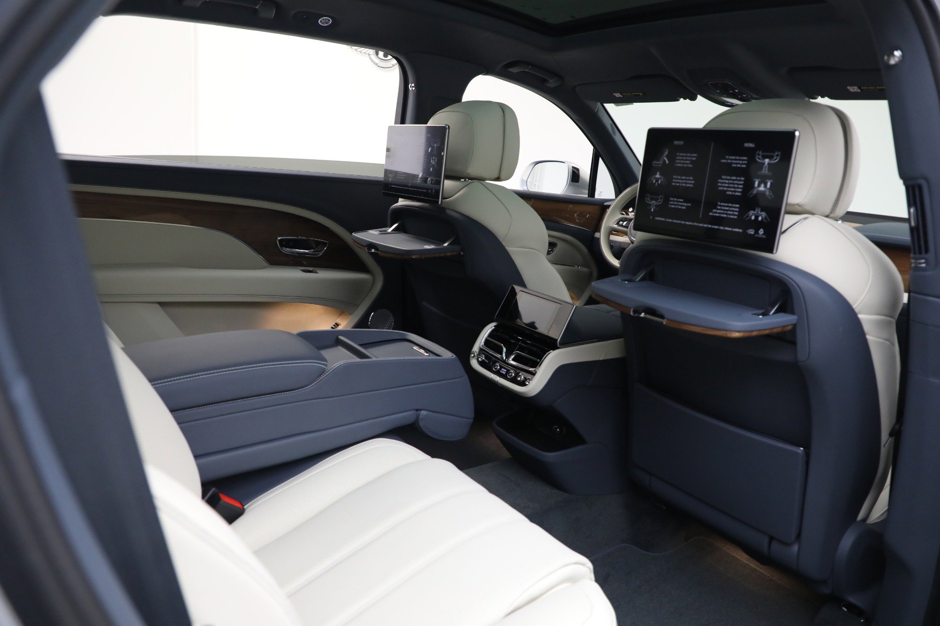 New 2025 Bentley Bentayga Extended Wheelbase image 26