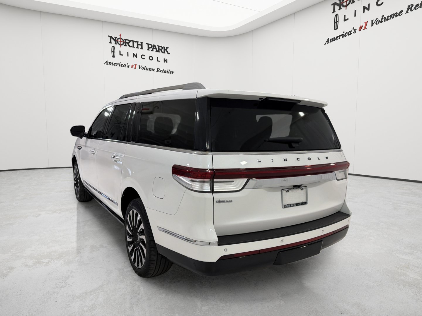 Used 2023 Lincoln Navigator L Black Label AWD/4WD image 3