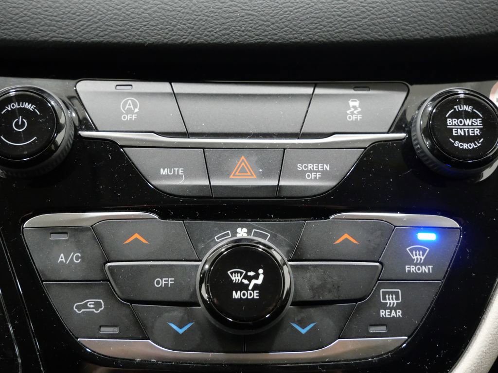 Used 2022 Chrysler Voyager LX image 19