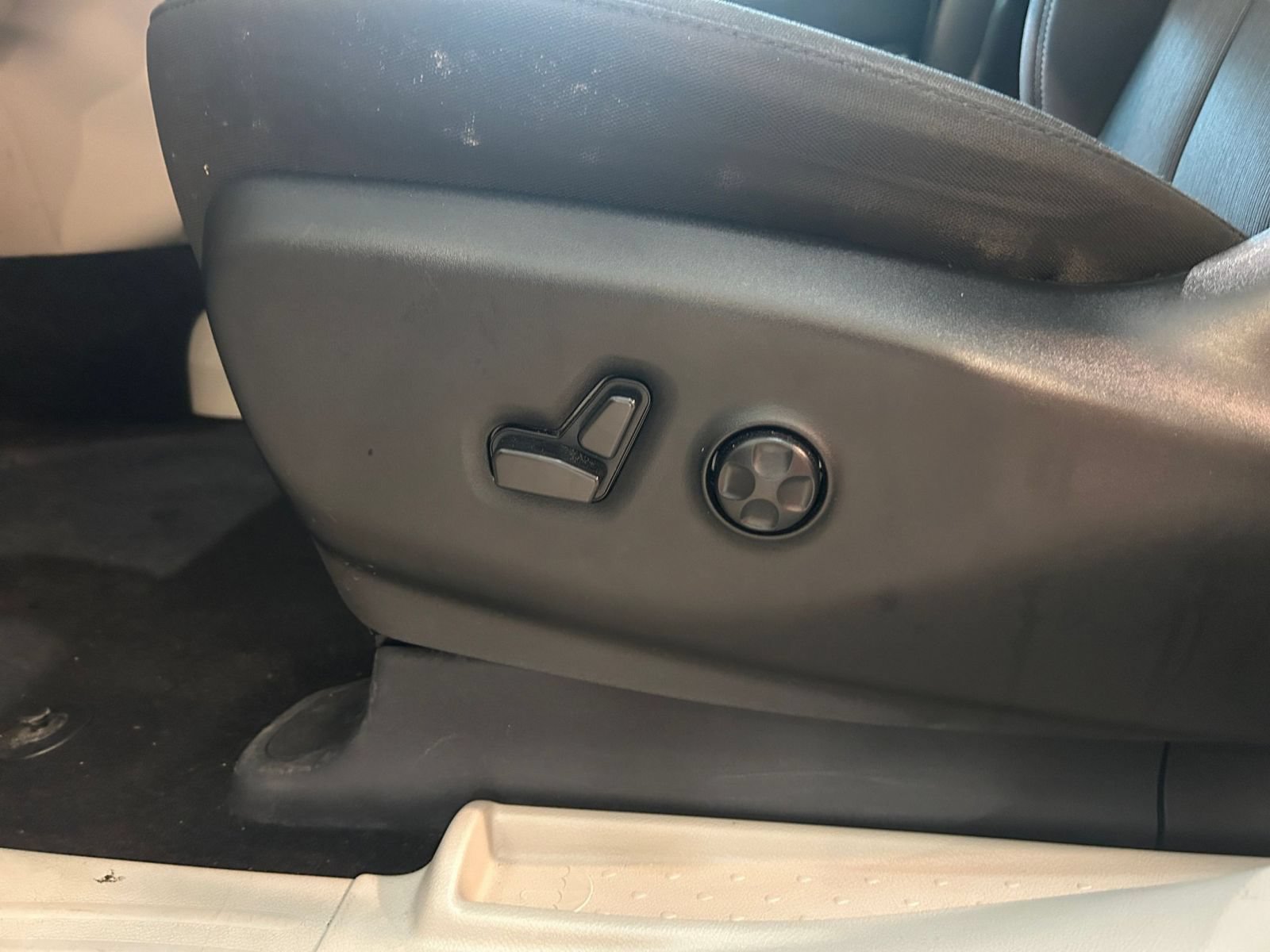 Used 2024 Chrysler Voyager LX FWD image 21