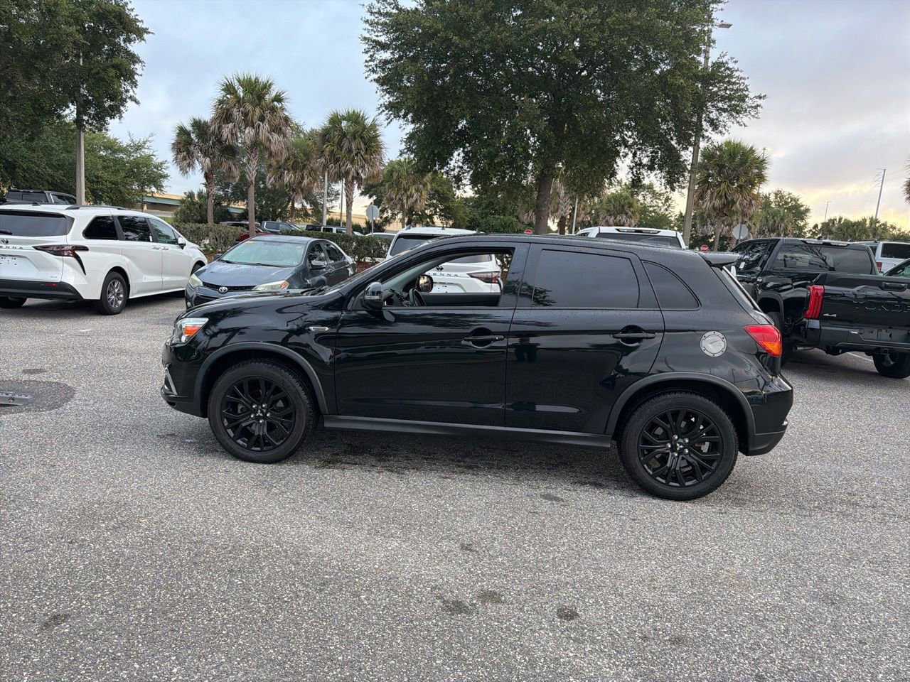 Used 2018 Mitsubishi Outlander Sport LE FWD image 2