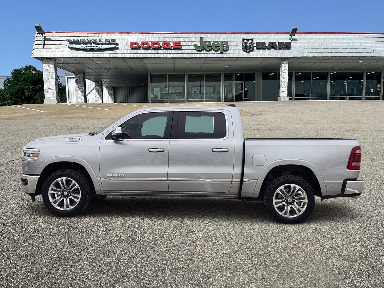 Used 2024 RAM 1500 Limited AWD/4WD image 3