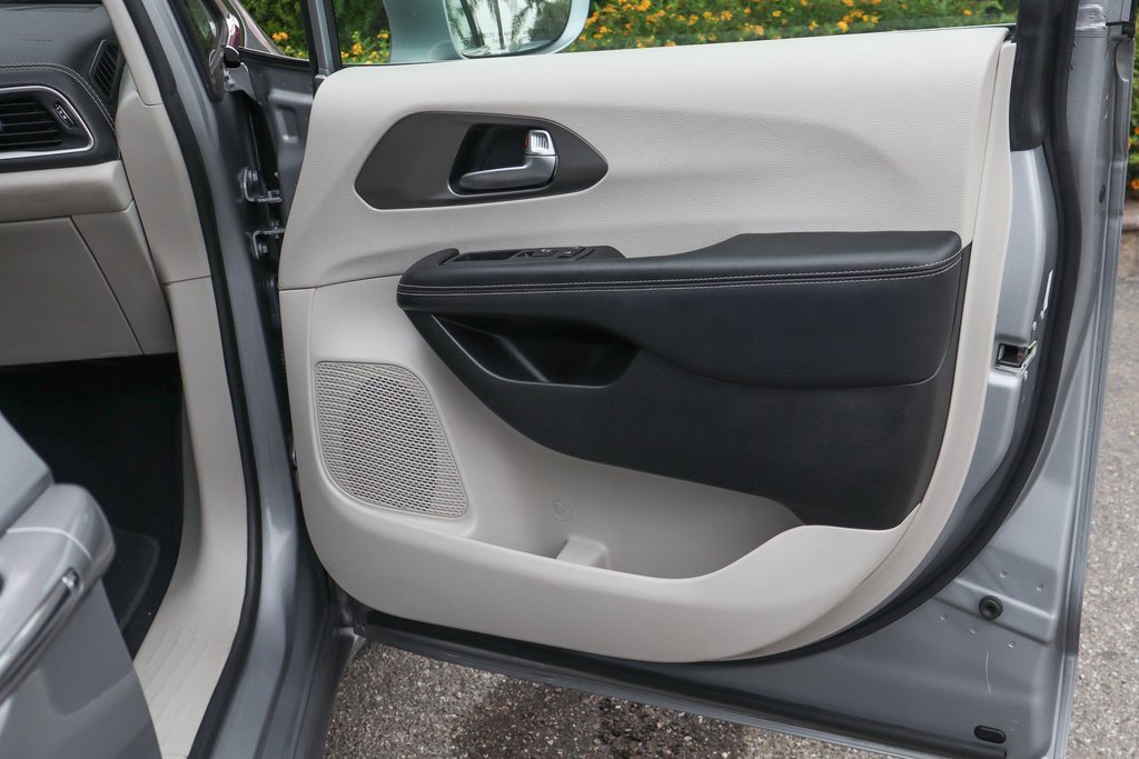 Used 2021 Chrysler Pacifica Touring-L image 48