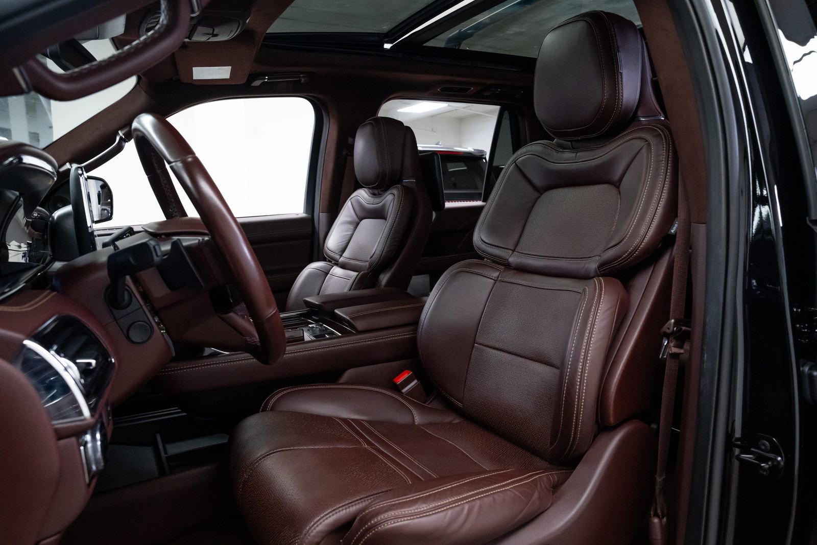 Used 2021 Lincoln Navigator Black Label w/ Cargo Convenience Package image 17