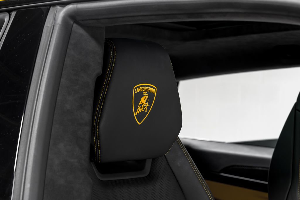 Used 2022 Lamborghini Urus AWD/4WD image 39
